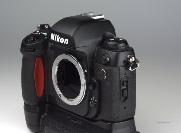 Nikon F100 + MB-15 Battery Grip