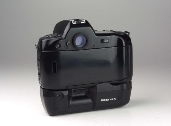 Nikon F90X + MB-10
